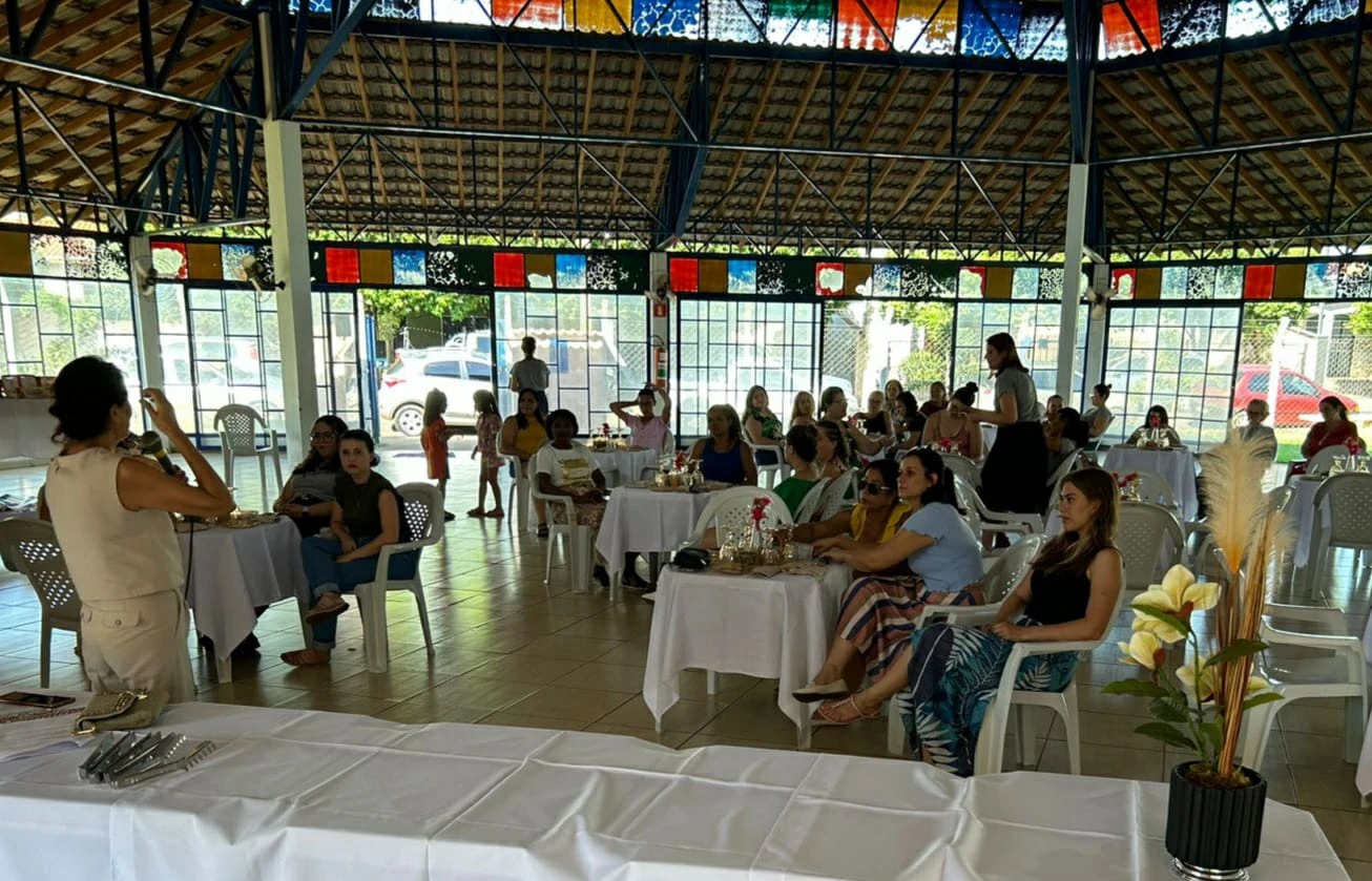 Palestrando a grupo de mulheres